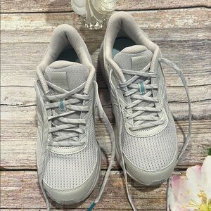 Saucony Sz 9.5 Gray Sneakers with Breathable Mesh and Cushioned Sole • NEW!